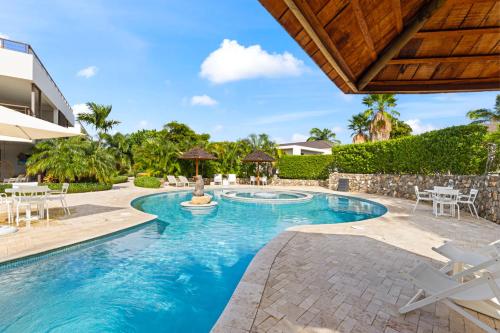 una foto di una piscina in una villa di The Grand a Jan Thiel
