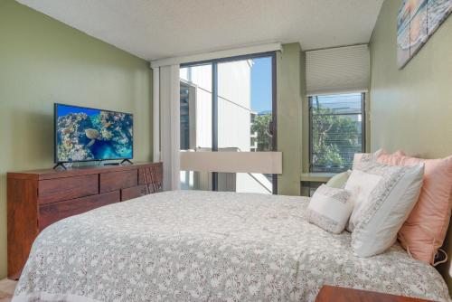 een slaapkamer met een bed en een groot raam bij Kailua Bay Resort#4-204 in Kailua-Kona