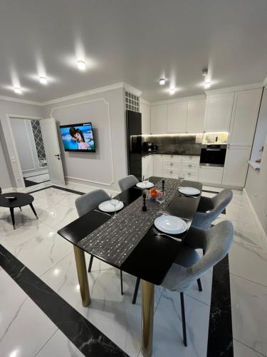 Kuchyň nebo kuchyňský kout v ubytování Apartament modern