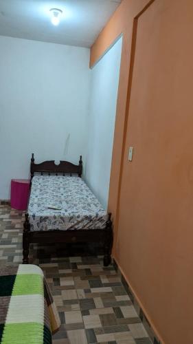 een slaapkamer met een bed in de hoek van een kamer bij Diana hotel 1 in Capitán Miranda