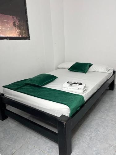 Giường trong phòng chung tại Hotel Geomar