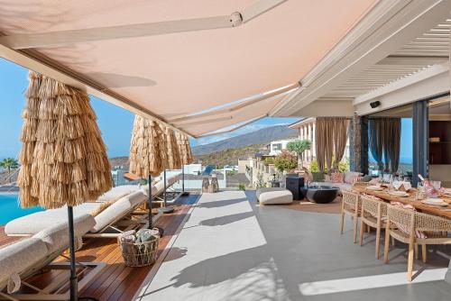 een patio met parasols en een zwembad bij Villa Kailani in Adeje