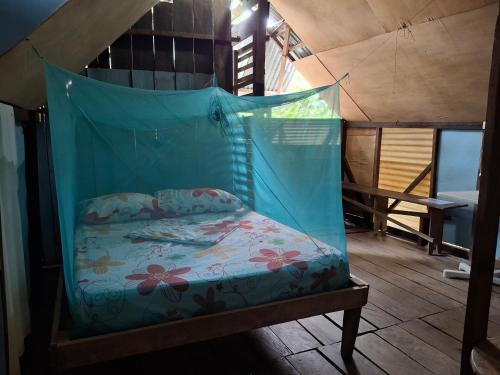 a bed with a canopy in a room at Casa do Xingú in Leticia