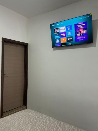 a room with a door and a television on a wall at Departamento Sol in Heroica Nogales