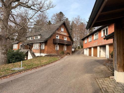 una strada vuota di fronte a una casa di Kuckucksnest a Ühlingen-Birkendorf