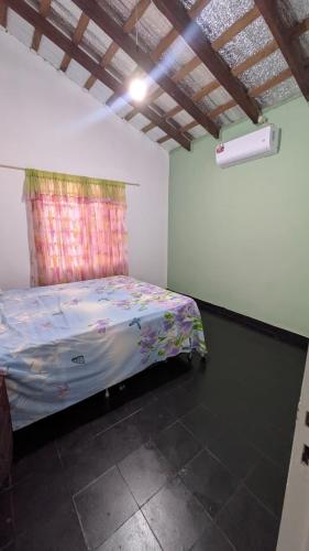 een slaapkamer met een bed in een kamer bij Diana hotel 2 in Encarnación