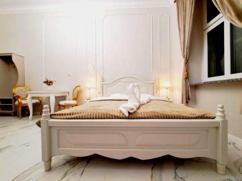 Postel nebo postele na pokoji v ubytování Poznaj Mickiewicza 2