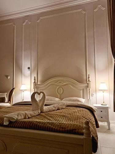 a bedroom with a bed with a heart on it at Poznaj Mickiewicza 2 in Racibórz