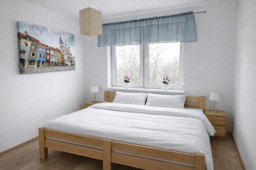 En eller flere senge i et værelse på Dom Tobie bliski APARTAMENT W PARKU WARTA PRYWATNA KUCHNIA LAZIENKA PARKING