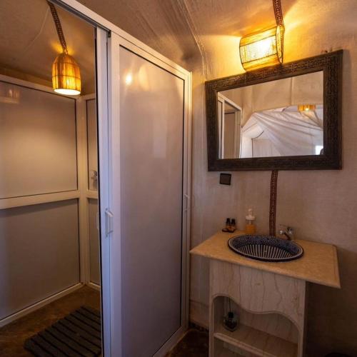 un bagno con lavandino e specchio di Diamante Luxury Camp a Merzouga