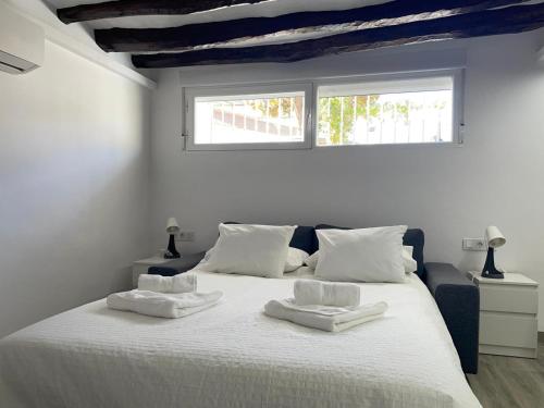 En eller flere senge i et værelse på Villa Rosa