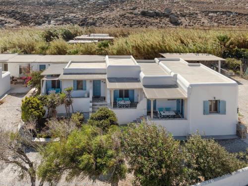 卡拉法蒂斯Bella Alba的沙漠中白色房子的空中景观