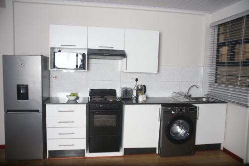 Kuchyň nebo kuchyňský kout v ubytování Hillview Comfort Suites