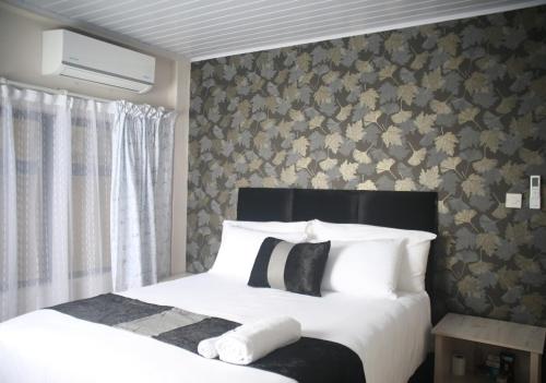 Postel nebo postele na pokoji v ubytování Hillview Comfort Suites