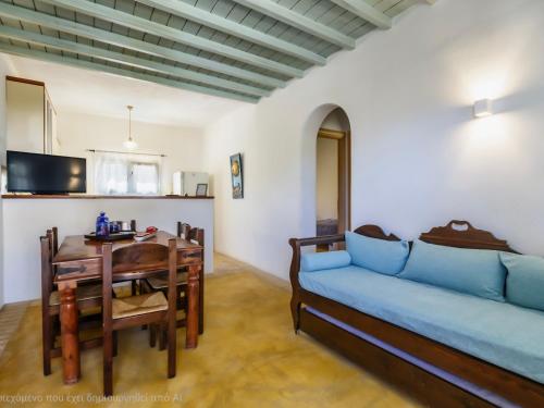 卡拉法蒂斯Bella Alba的客厅里有一张蓝色的沙发和一张桌子