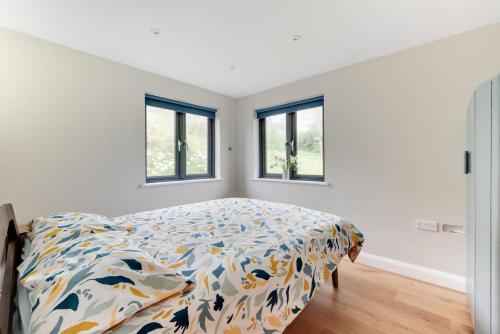 una camera da letto con un letto e due finestre di 1 Bed in Woolacombe oc-nestal a Woolacombe