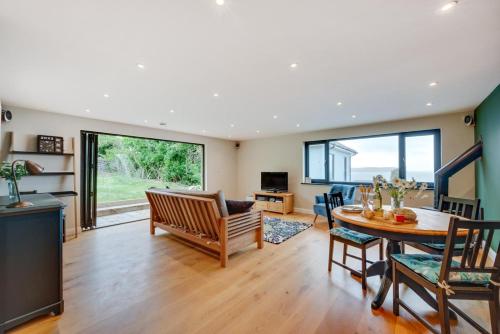 un soggiorno con un tavolo e un divano di 1 Bed in Woolacombe oc-nestal a Woolacombe