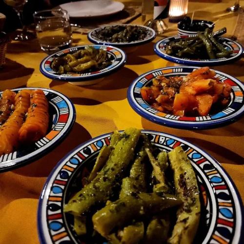 een tafel met veel borden eten erop bij Diamante Luxury Camp in Merzouga