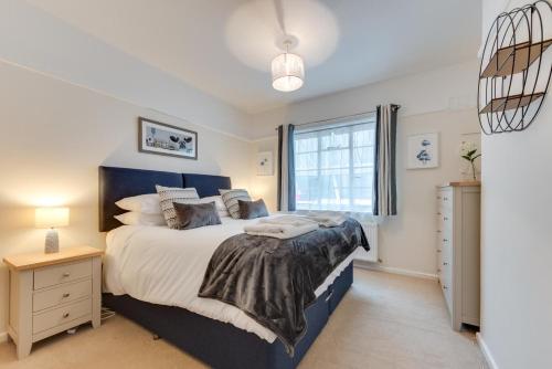 una camera da letto con un letto grande e una finestra di 4 Bed in Langton Matravers oc-wy548 a Langton Matravers