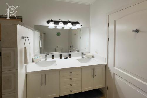 Et badeværelse på Sunrise #26 Best Priced 2BR -Ideal Location - Views