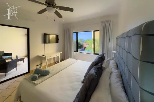 En eller flere senge i et værelse på Sunrise #26 Best Priced 2BR -Ideal Location - Views