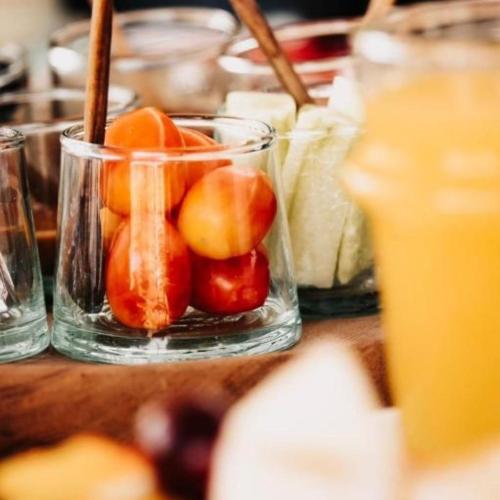 een tafel met daarop glazen fruit bij Diamante Luxury Camp in Merzouga