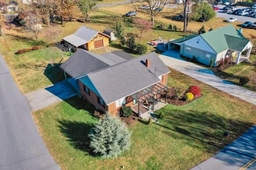 una vista sul soffitto di una casa con cortile di Little Pigeon Millhouse a Pigeon Forge