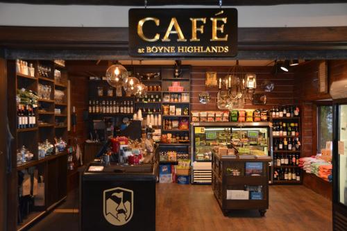 een winkel met een café en een schap met medicijnen bij The Highlands at Harbor Springs in Harbor Springs