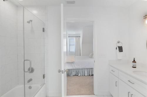 un bagno bianco con doccia e lavandino di Marsh Views On Holly a Ebo Landing