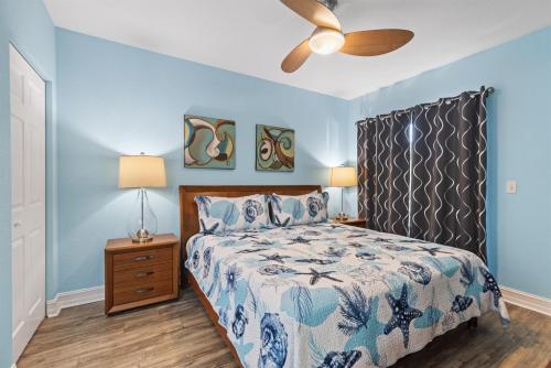 En eller flere senge i et værelse på Updated 2BR15BA Walk to Beach