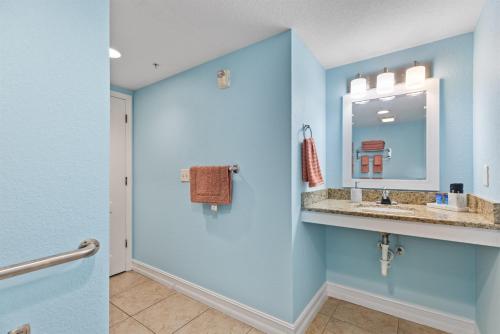 Et badeværelse på Updated 2BR15BA Walk to Beach