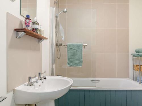 ein Badezimmer mit Waschbecken und Badewanne in der Unterkunft 2 Bed in West Knoyle 52105 in West Knoyle