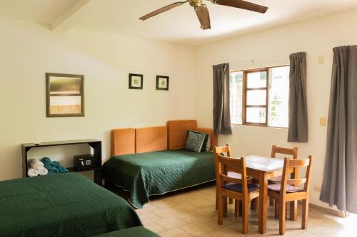 una camera da letto con un letto, un tavolo e una sedia di Tortuga HBH a Playa Hermosa