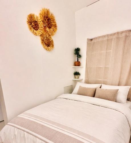 Un pat sau paturi într-o cameră la Cozy nest