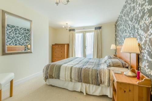 En eller flere senge i et værelse på 2 Bed in Tetbury oc-l34108