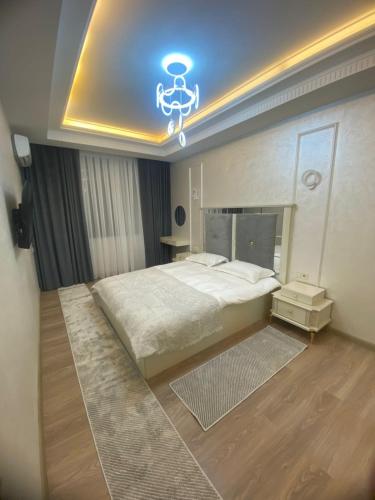 Giường trong phòng chung tại Crown apartment