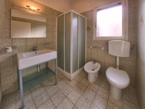 リニャーノ・サッビアドーロにあるLetiziaのバスルーム(洗面台、トイレ付)
