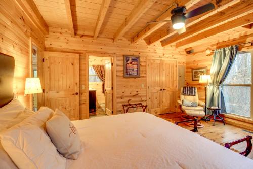 Giường trong phòng chung tại Hot Tub and Fire Pit Wooded Cabin Near DeSoto Park!