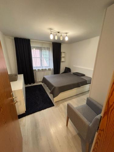 een slaapkamer met een bed en een raam bij Oberalm Apartment Gemütliche 2 Zimmer Wohnung in Oberalm