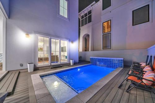 een groot zwembad in het midden van een huis bij Azul Atlantica in Destin