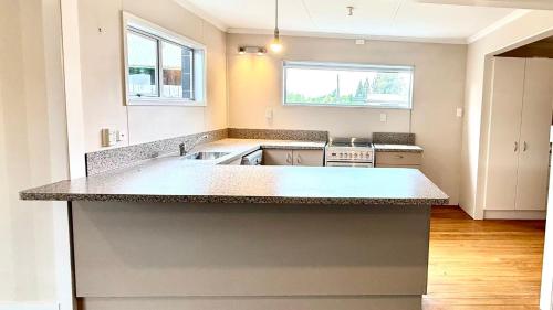 een grote keuken met een groot eiland in het midden bij Mt Aspiring Home in Wanaka