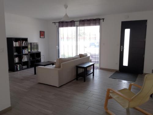 een woonkamer met een bank en een tafel bij Maison neuve 66 bis in Saint-Martin-la-Rivière