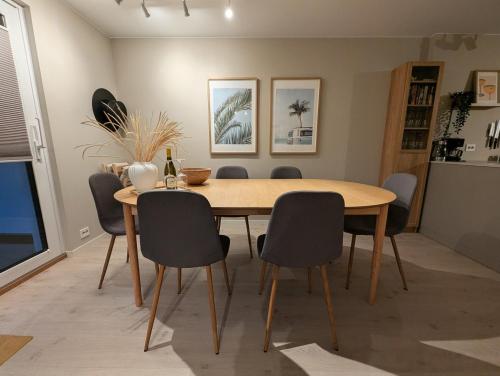 Posezení v ubytování Åros Seaside Apartment with Pool, Jacuzzi & Sauna