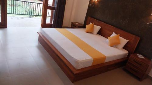 Giường trong phòng chung tại Lina Hotel