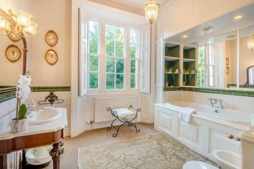 een badkamer met een bad en een wastafel bij 13 Bed in Skendleby oc-s33954 in Skendleby