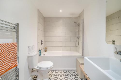 Et badeværelse på 2 Bed in Longhope oc-n34144