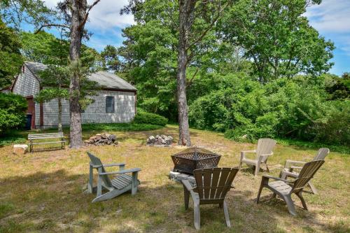 een groep stoelen en een vuurplaats in een tuin bij Spacious Home w Finished Game Room in Eastham