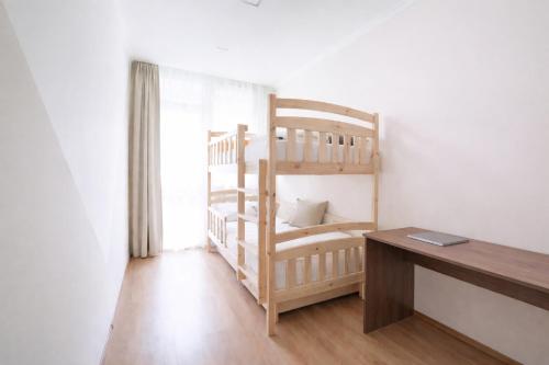 een kamer met een stapelbed en een bureau bij Comfort 66 Large Family City Home in Miskolc