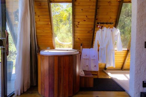 bagno con lavandino in una stanza con finestra di Chale Alcantara Jacuzzi, Lareira e Deck com Vista a São Pedro de Alcântara