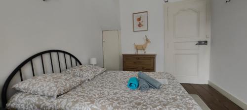 Een bed of bedden in een kamer bij Studio Les Armuriers, 2e ét sans asc